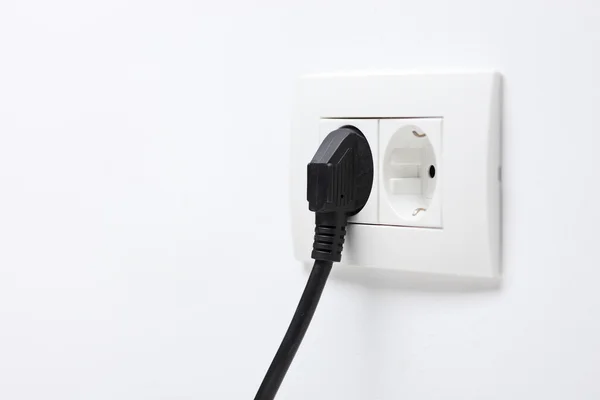 Elektrisk sladd ansluten till ett uttag — Stockfoto