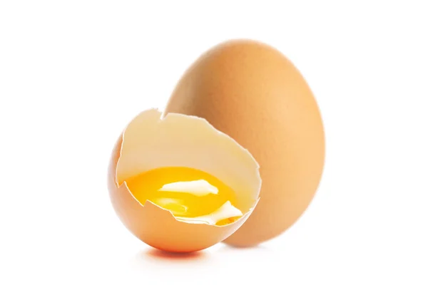 Broken and a whole raw eggs — Stock Photo, Image