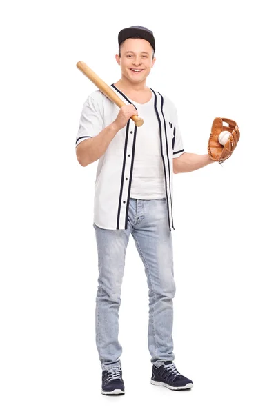 Baseballspelare sitter med bat och en boll — Stockfoto