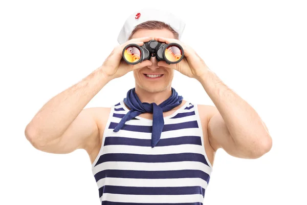 Hombre marinero mirando a través de binoculares —  Fotos de Stock
