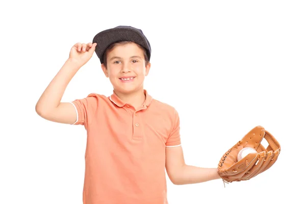 Мальчик в синей кепке держит бейсбол — стоковое фото