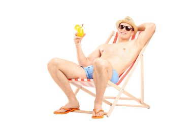 Genç adam ferahlatıcı bir kokteyl içme