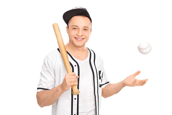 Jovem jogador de beisebol com um taco — Fotografia de Stock