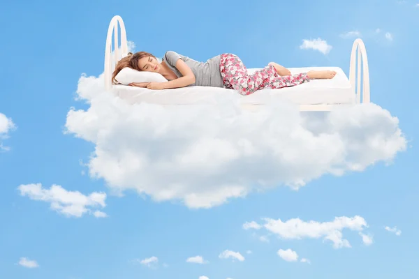 Mujer durmiendo en las nubes Imágenes De Stock Sin Royalties Gratis