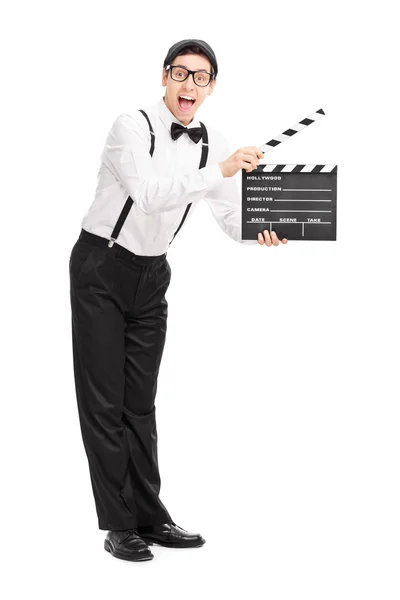 Радостный кинорежиссер держит в руках доску — стоковое фото