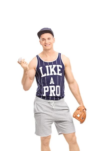 Jogador de beisebol masculino segurando uma bola — Fotografia de Stock