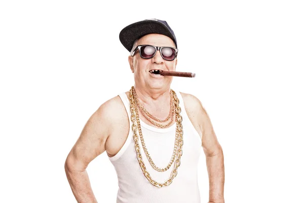 Senior mit Mütze Zigarre rauchend — Stockfoto