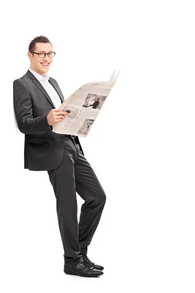 Молодой бизнесмен читает газету — стоковое фото