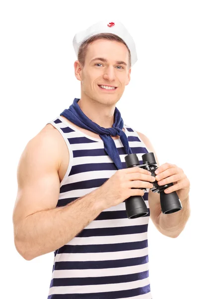 Hombre marinero sosteniendo prismáticos y sonriendo — Foto de Stock