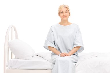 Hastane yatağı üzerinde oturan Bayan hasta