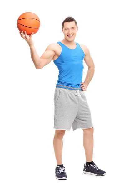ハンサムな男、バスケット ボールでポーズ — ストック写真