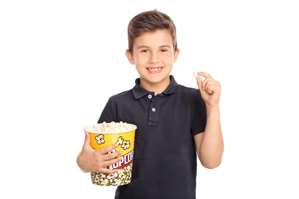 Alegre niño sosteniendo una caja de palomitas de maíz — Foto de Stock
