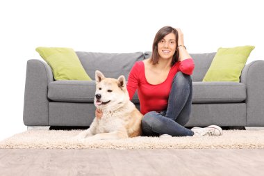 Genç kız poz bir köpek