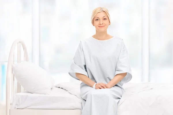 Patientin sitzt auf Krankenhausbett — Stockfoto