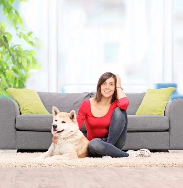 Kvinna i hemmet med sin hund — Stockfoto