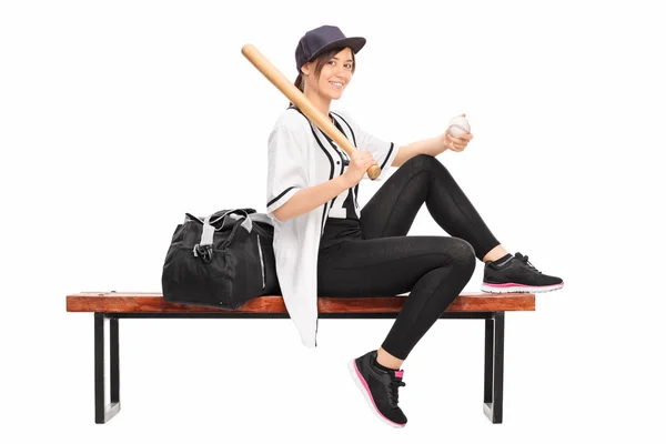 Vrouwelijke honkbal professional houden een vleermuis — Stockfoto