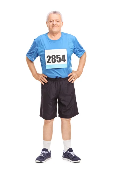 Senior in abbigliamento sportivo con un numero di gara sul petto — Foto Stock