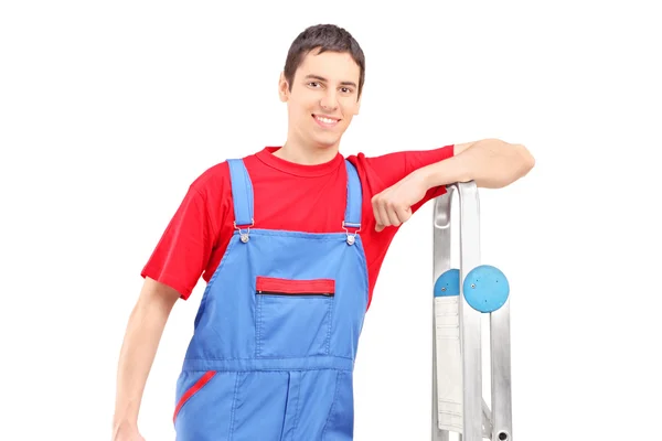 Werknemer leunend tegen ladder — Stockfoto