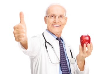 Olgun doktor holding elma