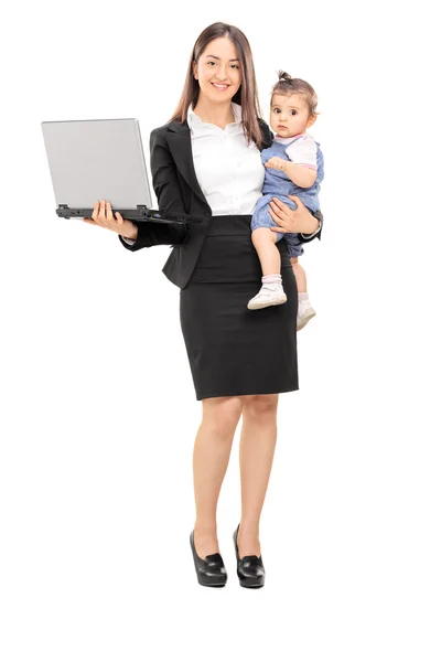 Деловая женщина с дочерью и ноутбуком в руках — стоковое фото