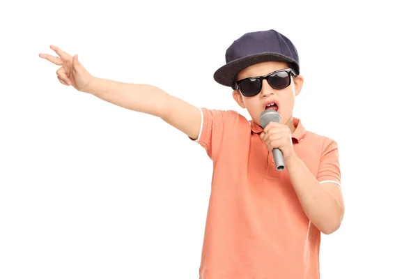 Kleine jongen rappen op een microfoon — Stockfoto