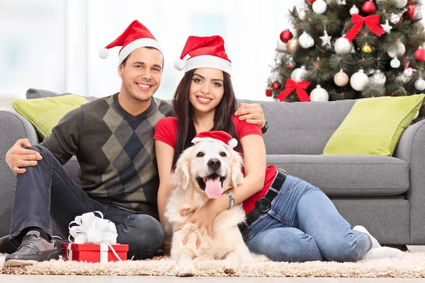 Pár slavit Vánoce s jejich psem — Stock fotografie
