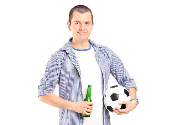 Jovem fã de futebol segurando uma cerveja — Fotografia de Stock