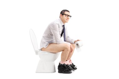 Bir hela üstünde oturan genç adam 