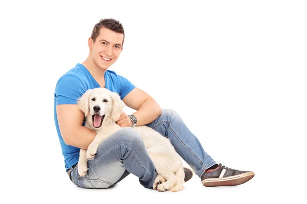 Jonge man met een schattige puppy — Stockfoto
