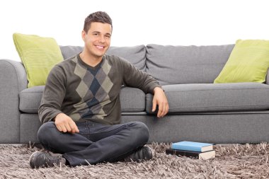 katta oturan genç adam