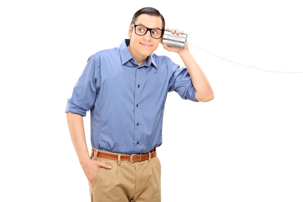 El hombre hablando a través de una lata puede telefonear — Foto de Stock