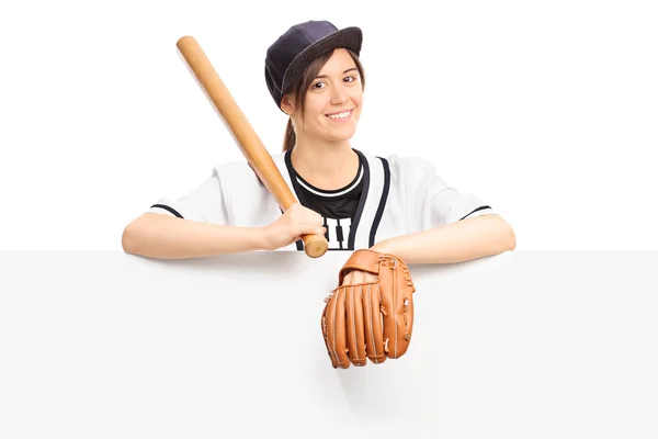 Młoda kobieta trzymając kij baseballowy — Zdjęcie stockowe