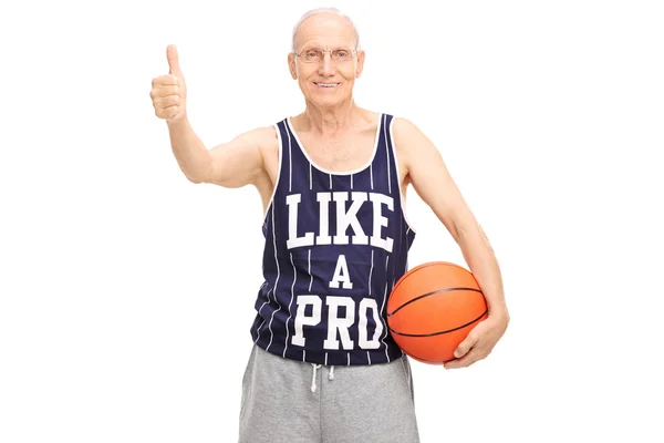Hombre mayor sosteniendo baloncesto —  Fotos de Stock