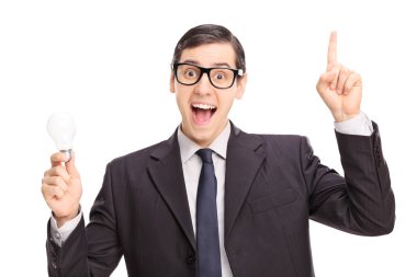 Genç iş adamı elinde bir ampul tutuyor. 