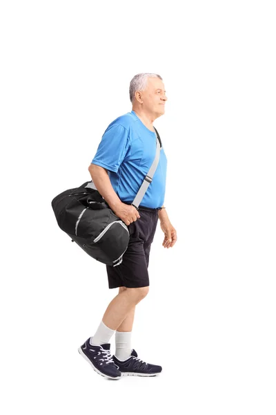Homme âgé portant un sac de sport — Photo