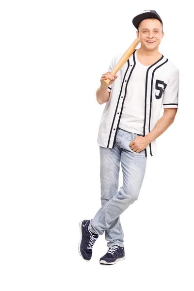 Joven atleta sosteniendo bate de béisbol — Foto de Stock