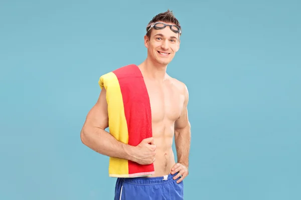 Knappe jongeman met zwemmen bril — Stockfoto