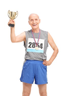 Bir kupa tutan olgun runner