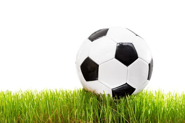 Fútbol blanco y negro en una superficie de hierba — Foto de Stock