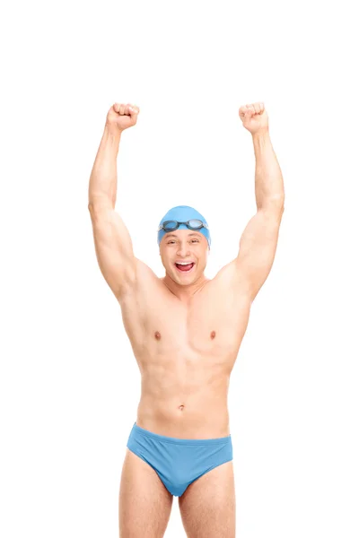 Щасливий чоловік плаває, святкуючи перемогу — стокове фото