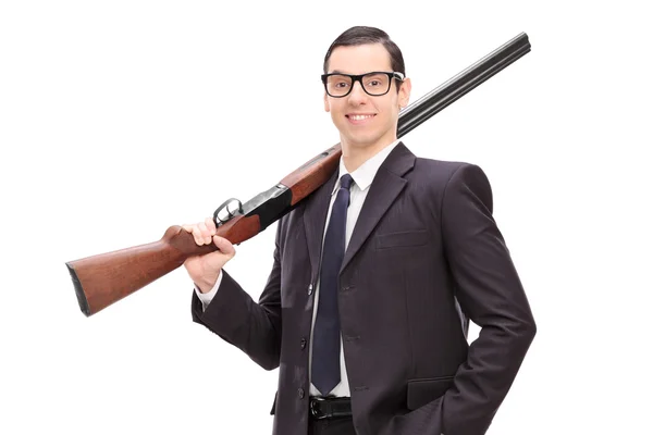 Бізнесмен тримає гвинтівку над плечем — стокове фото