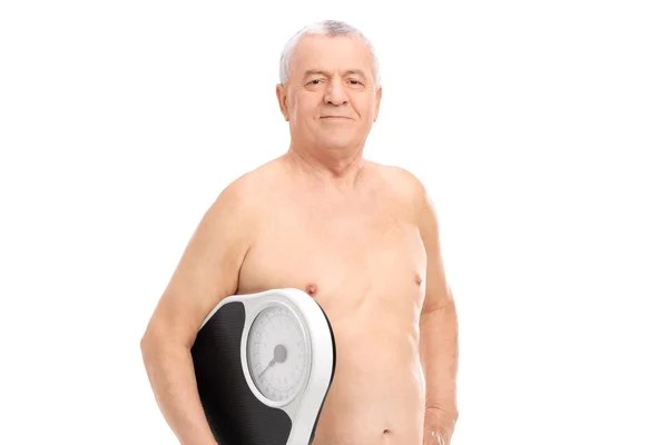 Senior man met een gewicht-schaal — Stockfoto