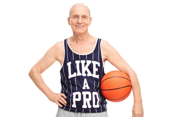 Homem sênior segurando um basquete — Fotografia de Stock