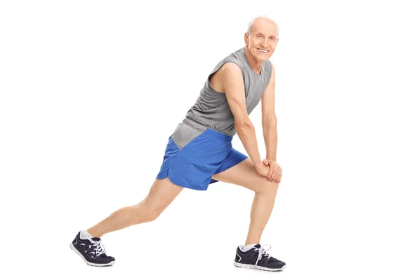 Старший человек делает упражнения на растяжку — стоковое фото