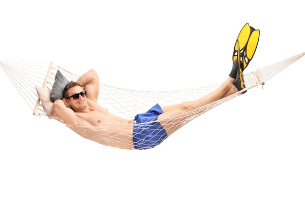 Shirtless jonge kerel liggend in een hangmat — Stockfoto