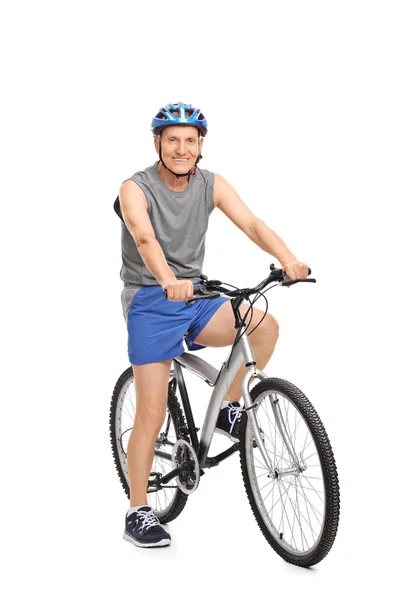 Senior homem posando em uma bicicleta — Fotografia de Stock