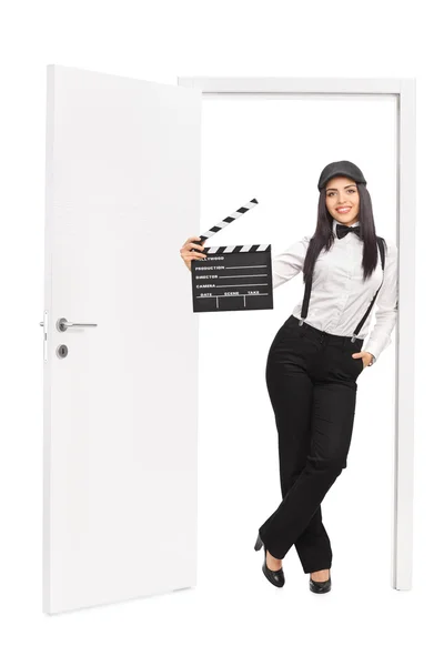 Femmina regista tenendo un clapperboard — Foto Stock
