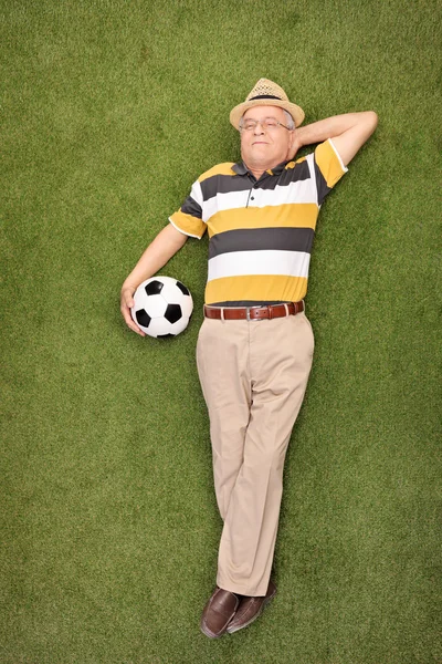 Reifer Mann liegt auf Gras — Stockfoto