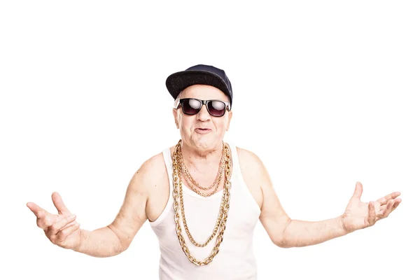 Großspuriger Senior-Rapper gestikuliert mit den Händen — Stockfoto