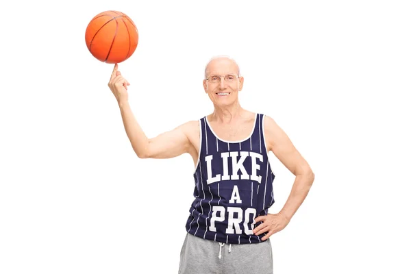 Hombre mayor haciendo girar una pelota de baloncesto en el dedo — Foto de Stock